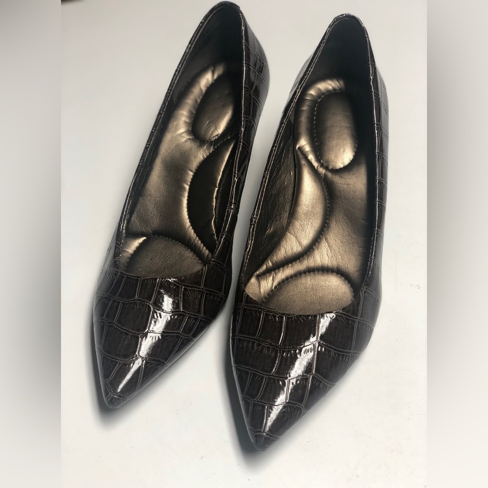 Bandolino Size 7-B Flexible Brown Croc-Embossed Pointed Tip Kitten Heel.